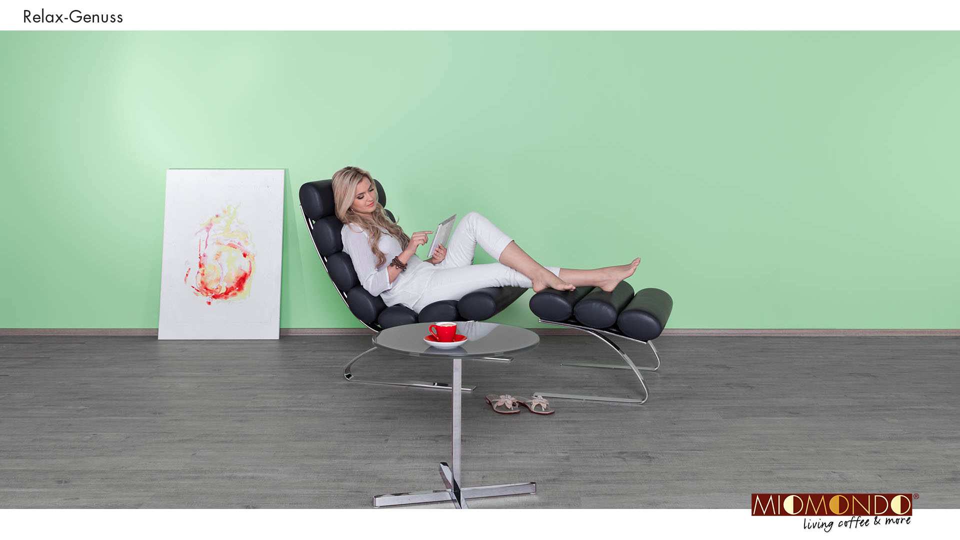 Scribble Werbeagentur nah bei Aachen zeigt eine Frau, die in einem Sessel relaxt.