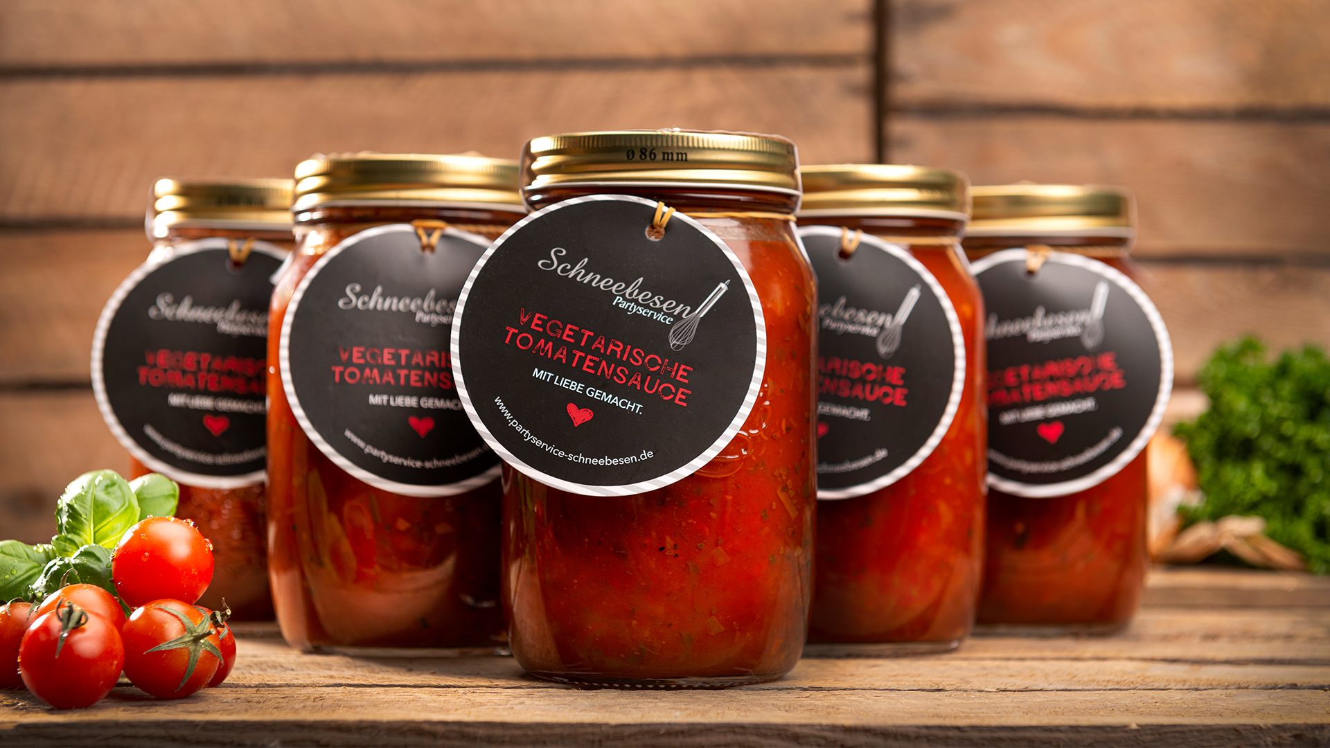 Scribble Werbeagentur nah bei Aachen zeigt Etiketten am Produkt vegetarische Tomatensause. 
