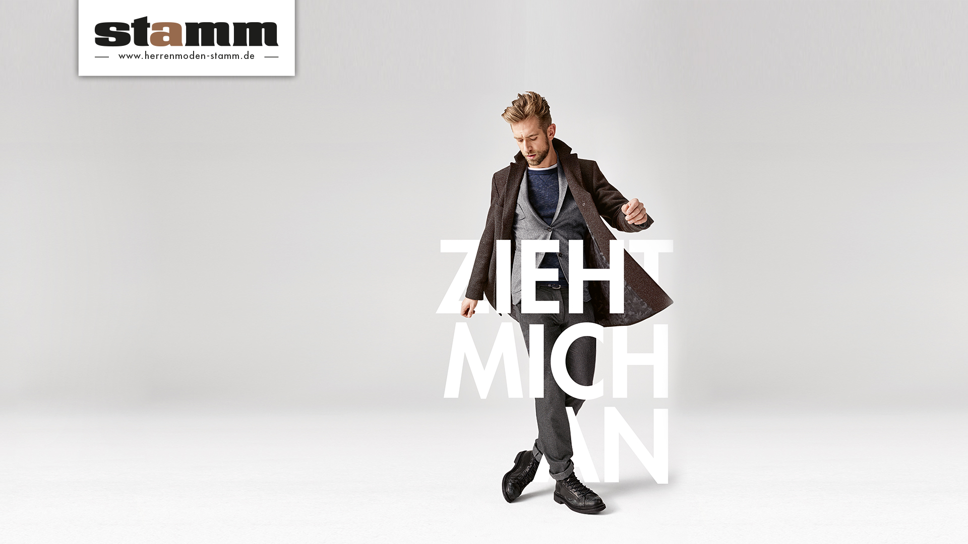 Scribble Werbeagentur nah bei Aachen zeigt einen Mann als Key-Visual, der sich freut, dass er gut angezogen ist.