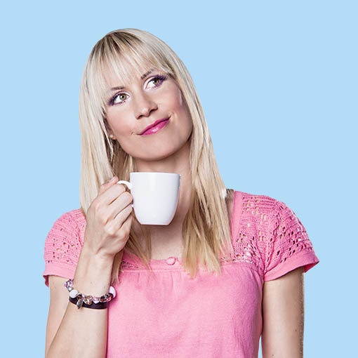 Scribble Werbeagentur nah bei Düsseldorf zeigt eine Frau, der Kaffee schmeckt, als Key Visual zu Miomondo.