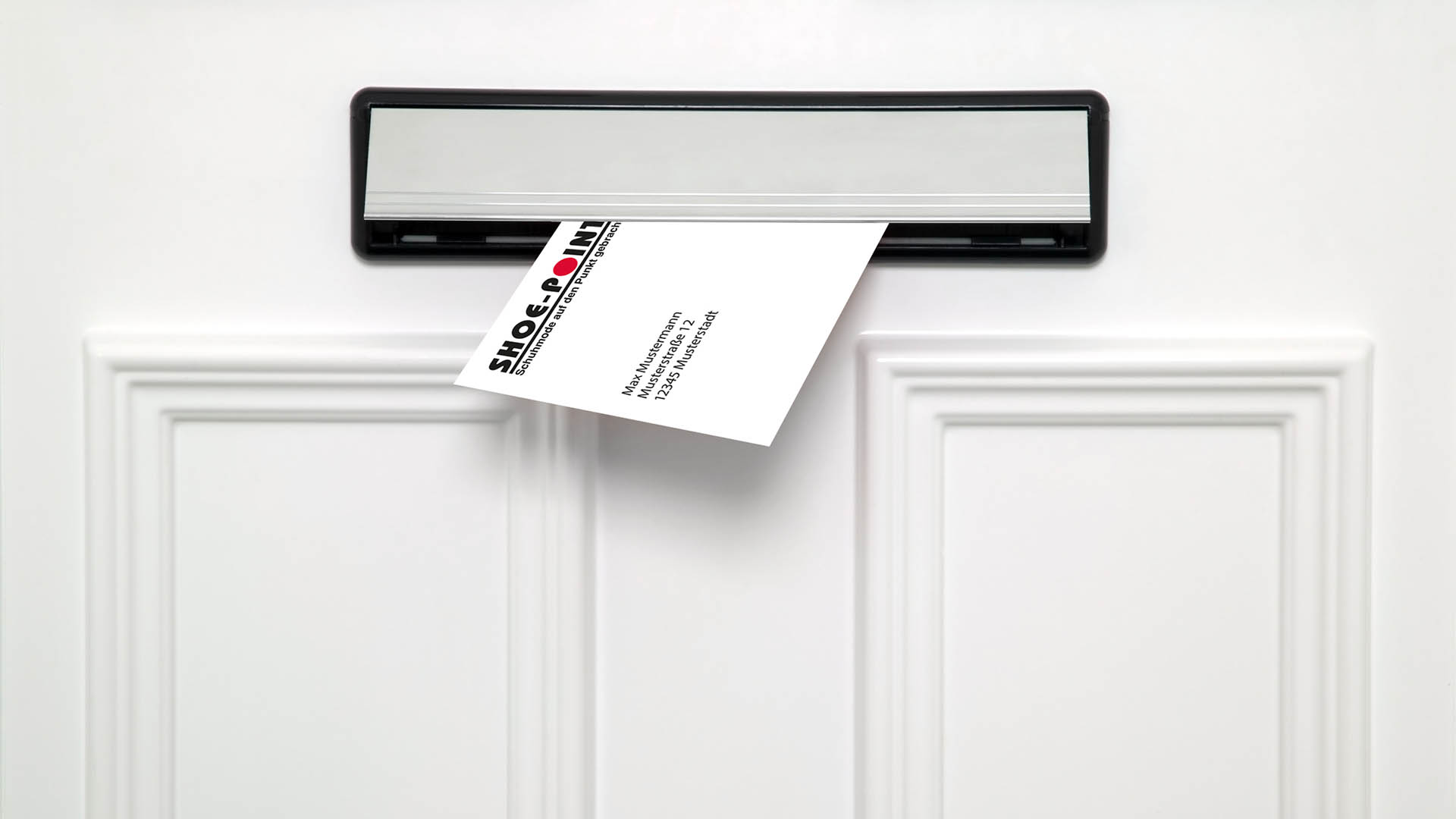 Scribble Werbeagentur nah bei Düsseldorf zeigt ein in einen Briefkasten eingeworfenes Mailing.